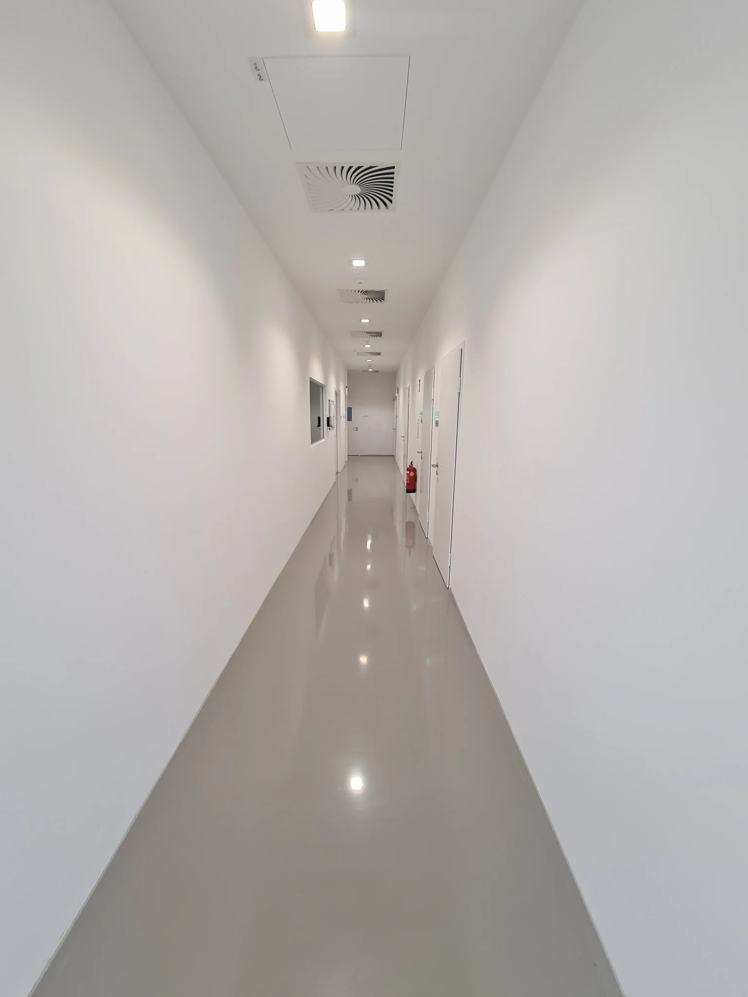 Sauberer Produktionsbereich mit hellen Fluren