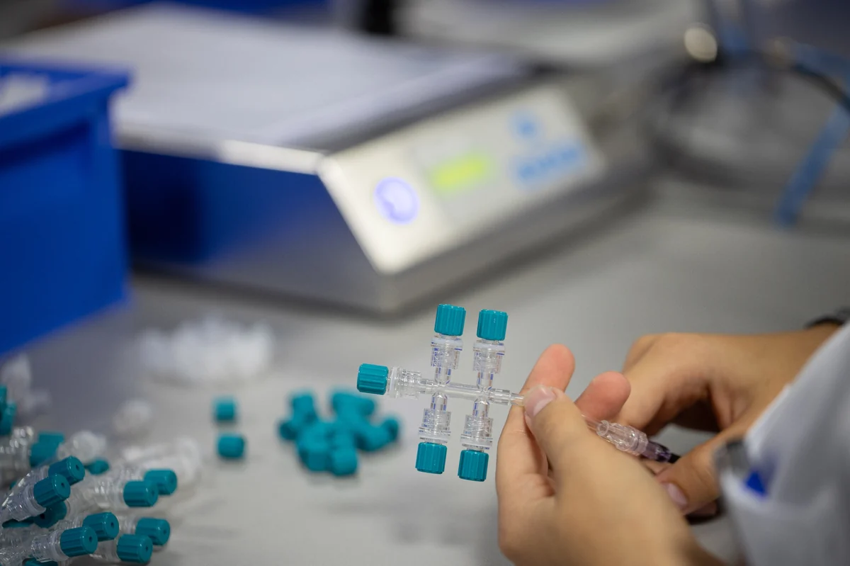 Medizinische Komponente wird in der Produktion geprüft