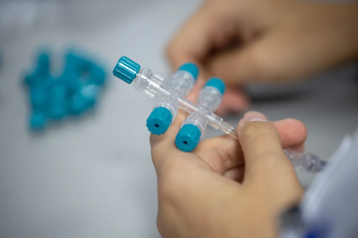 Montage einer transparenten medizinischen Leitung