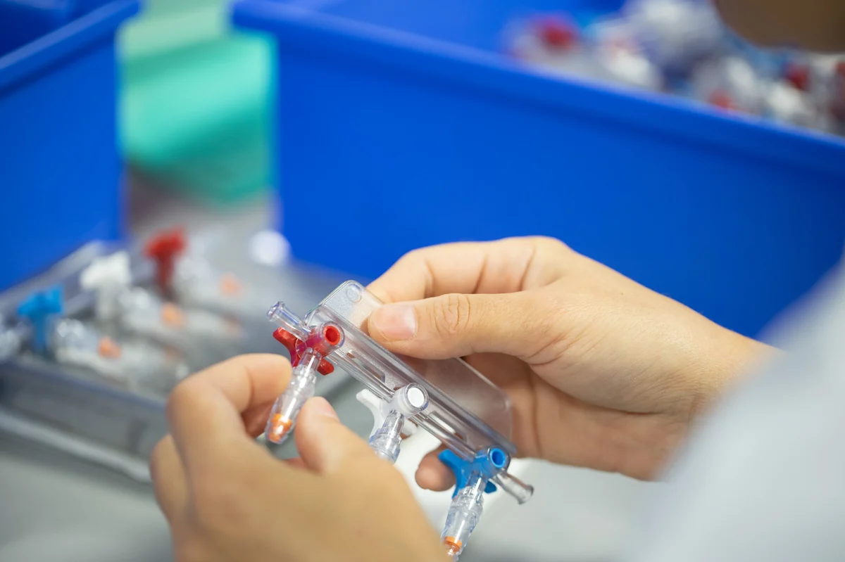 Medizinische Komponente mit roten und blauen Anschlüssen