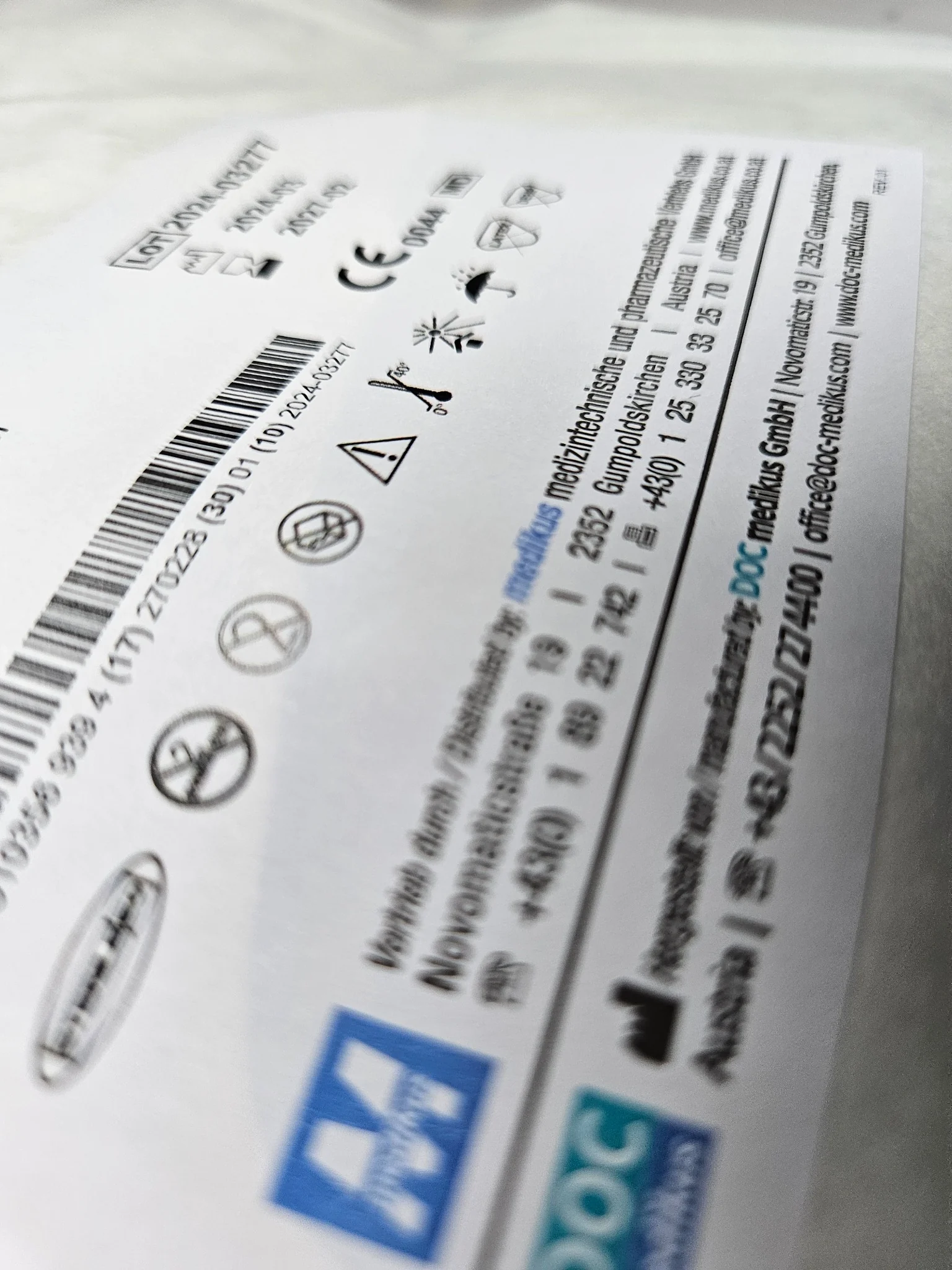 Produktlabel mit technischen und regulatorischen Kennzeichnungen